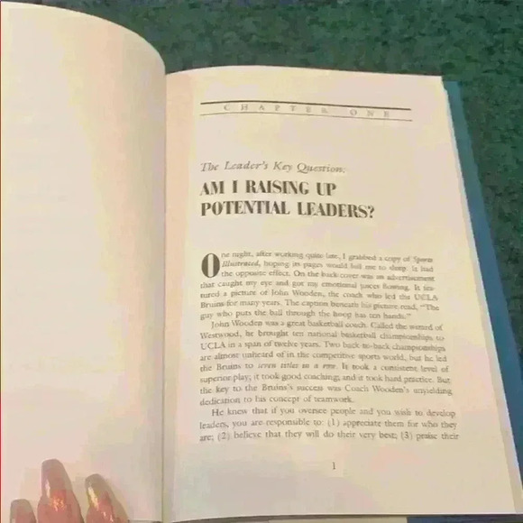 Developing the leaders around you Maxwell book - Picture 5 of 5